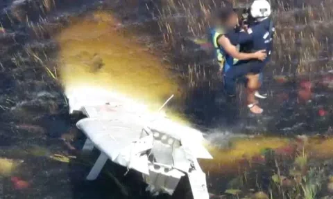 Ly kỳ vụ cứu hộ một phi công bị mắc kẹt giữa đầm lầy toàn cá sấu sau khi chiếc máy bay bất ngờ bị rơi