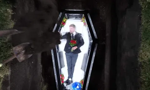 YouTuber giàu nhất thế giới thực hiện thử thách bị chôn sống 7 ngày trong quan tài trong suốt, bật khóc khi nói điều này