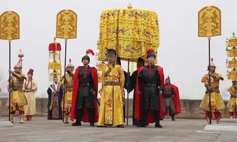 Vì sao hoàng đế luôn để con trai cả kế vị? 2 lý do thực tế làm sáng tỏ tất cả