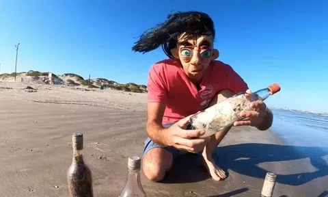 Nhặt được chai thủy tinh chứa vật thể lạ bí ẩn bên trong dạt vào bãi biển nhưng không ai dám mở ra vì lý do này