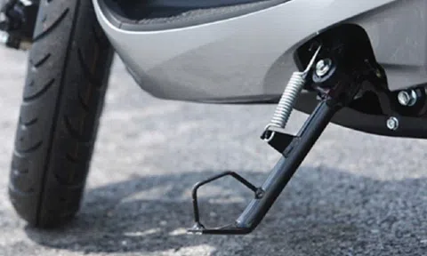 Trường hợp không gạt chân chống xe máy sẽ bị xử phạt