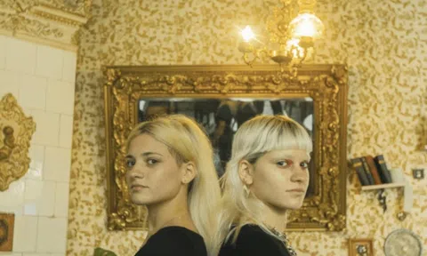 Cặp song sinh bị chia cắt khi mới chào đời đoàn tụ sau 19 năm nhờ một clip TikTok