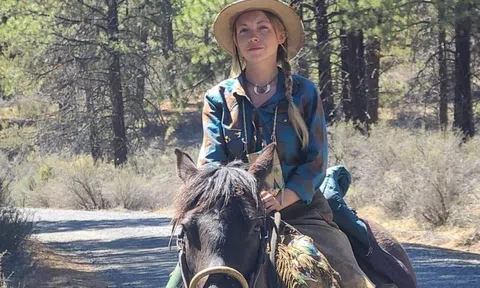 Cô gái sống đời du mục suốt 4 năm, dùng ngựa thay cho xe, ăn thịt động vật chết trên đường