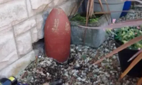 Tá hỏa khi biết món đồ trang trí ở sân vườn lại là quả bom có từ thế kỷ 19