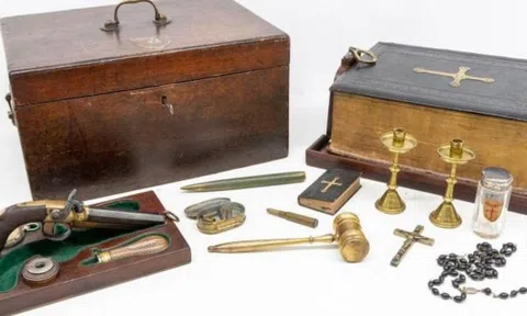 'Bộ dụng cụ tiêu diệt ma cà rồng' thời Victoria với cọc gỗ, nước thánh và cây thánh giá được đem bán đấu giá