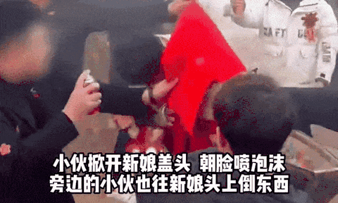 Cô dâu bị hai thanh niên lột khăn trùm đầu, xịt bọt biển vào mặt, phản ứng của người cô bên cạnh nhận cơn mưa lời khen