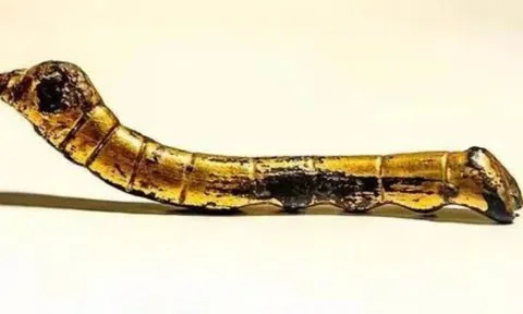 Đi dạo chơi ở bờ sông, cô gái vô tình nhặt được báu vật làm bằng vàng trị giá hàng trăm triệu