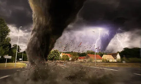 Bé trai 4 tháng tuổi sống sót thần kỳ khi bị lốc xoáy cuốn bay lên không trung