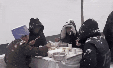 Video: Tuyết rơi dày đặc, khách mời vẫn thản nhiên ngồi ăn tiệc cưới