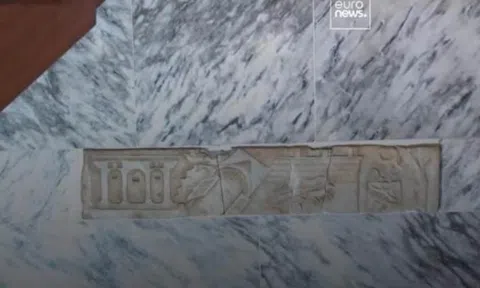 Đi du lịch mua trúng quà lưu niệm là món đồ cổ nghìn năm tuổi