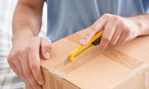 Lên mạng mua đồ trang trí, không ngờ nhận được hai hộp bưu kiện bên trong chứa đầy 'tiền mặt'