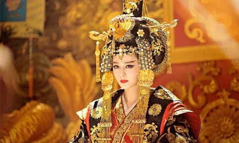 Viên Thiên Cương phán Ngũ hầu tử sẽ lật đổ Võ Tắc Thiên, Địch Nhân Kiệt không tin nhưng sau 15 năm, mọi tiên đoán đều trở thành sự thật