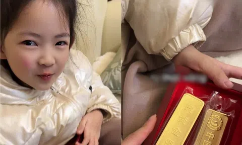 Cậu bé mẫu giáo lấy trộm 2 thỏi vàng ở nhà mang tặng 'bạn gái' học cùng lớp, phản ứng của phụ huynh gây tò mò