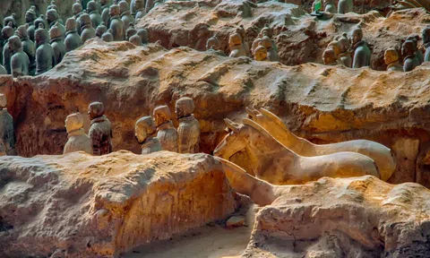 Đang đào cát ven sông, người dân phát hiện tảng đá có khắc chữ, một chi tiết cho thấy liên quan đến Tần Thủy Hoàng