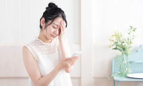 Lén kiểm tra điện thoại của bạn trai, cô gái suy sụp khi phát hiện điều kinh hoàng