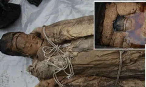 Giải mã xác ướp người phụ nữ còn nguyên vẹn, nhìn rõ cả lông mày, khi bỏ mũ còn để lộ thứ này khiến ai nấy kinh ngạc