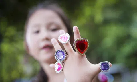 Cậu bé 3 tuổi nhặt được của rơi bên vệ đường, không ngờ lại làm ơn mắc oán