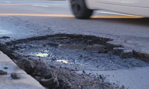 Xe cứu thương vấp phải ổ gà, cụ ông được tuyên bố đã qua đời bất ngờ sống lại như một phép màu