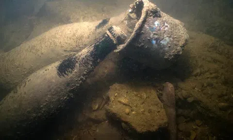 Tại sao chai sâm panh trên tàu Titanic không nổ?