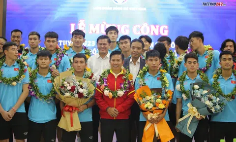 VIDEO: U23 Việt Nam rạng rỡ trong lễ mừng công chức vô địch