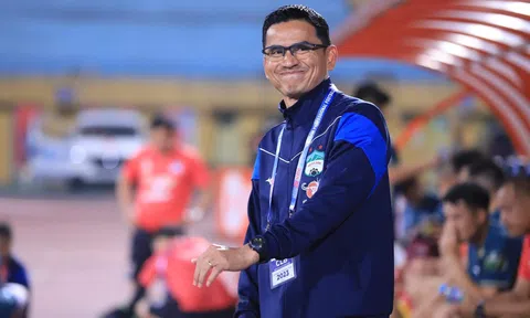 HLV Kiatisuk trở lại Việt Nam sau khi úp mở về việc tái hợp ĐT Thái Lan