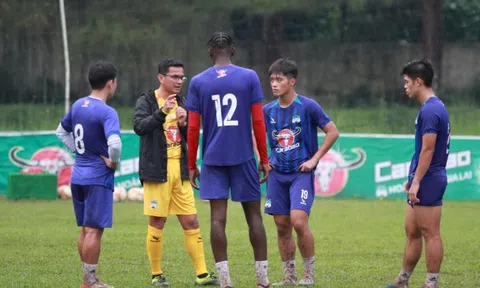 HLV Kiatisak tặng quà cho số 10 mới của HAGL