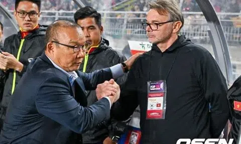 HLV Park Hang Seo động viên HLV Troussier sau trận thua