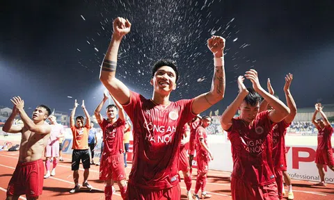 Hậu vệ số 1 ĐT Việt Nam báo tin buồn cho NHM CAHN