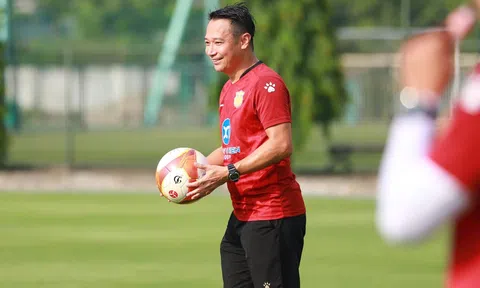 HLV 'đại gia V-League' thích áp lực phải vô địch