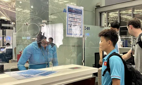 VIDEO: HLV Mai Đức Chung lên đường dự giải đấu cuối cùng với ĐT Việt Nam
