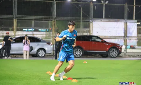 Trung vệ số 1 ĐT Việt Nam báo tin buồn cho HLV Troussier