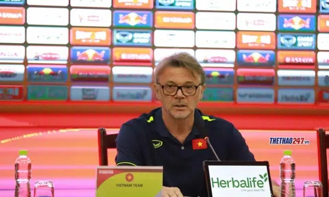 HLV Philippe Troussier: 'Hoàng Đức chưa đủ tốt'