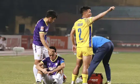 Văn Quyết phản ứng cực bất ngờ khi bị thúc cùi chỏ đến chảy máu