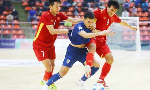 CĐV Thái Lan mừng ra mặt khi đội nhà cùng bảng ĐT Việt Nam