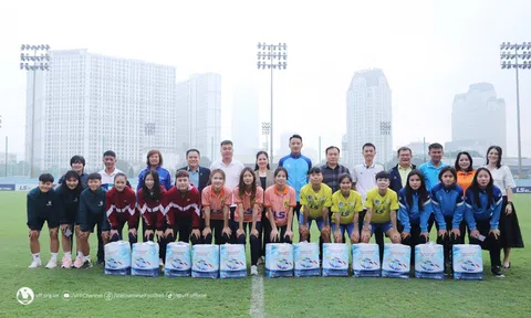 VFF tặng quà đặc biệt cho các đội bóng Việt Nam