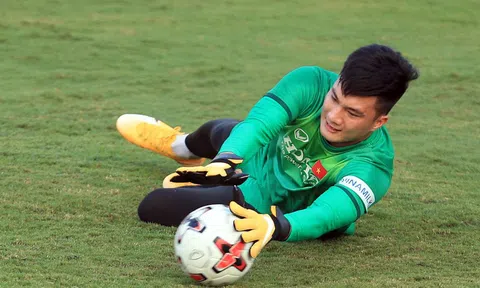 LĐBĐ châu Á vinh danh thủ môn Việt Nam