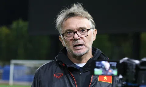 HLV Troussier lại ra quyết định bất ngờ ở Việt Nam