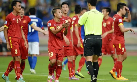Trọng tài Trung Quốc nhiều lần xử ép Việt Nam bắt chung kết Asian Cup
