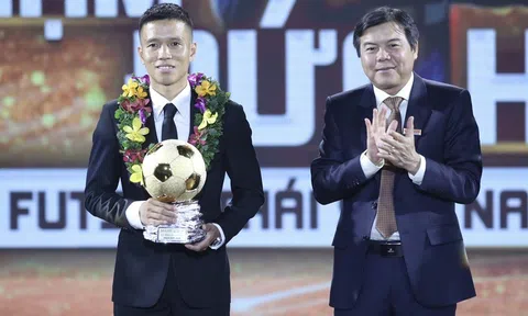 Quả bóng Vàng futsal Việt Nam gây xúc động với hành động ý nghĩa
