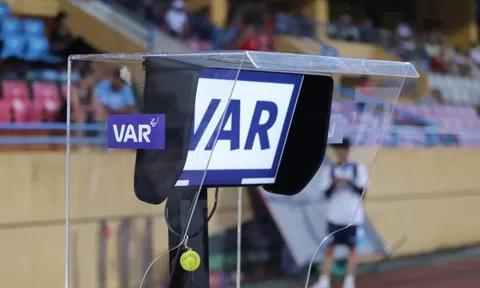 HLV Popov cùng HLV Vũ Tiến Thành nhận thông báo về VAR