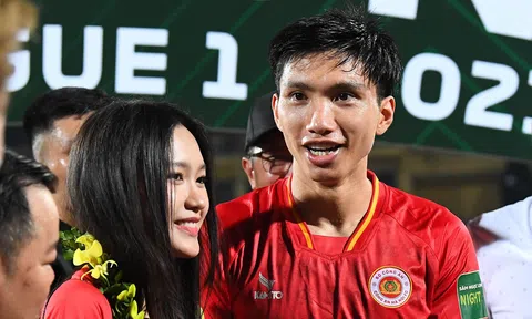 Văn Hậu trải lòng sau chức vô địch V-League, thể hiện hành động đầy ý nghĩa với mẹ cùng bạn gái