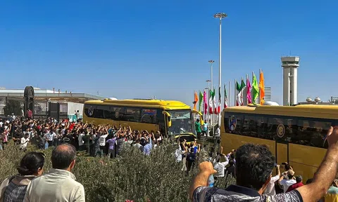 Video: CĐV Iran đuổi theo xe buýt, phá cửa khách sạn của Ronaldo