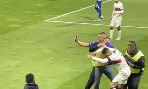 Video: Siêu sao Ronaldo bị người đàn ông lạ mặt tấn công ngay trên sân