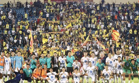 Vòng 1 V-League: HLV Vũ Hồng Việt cảm ơn khán giả Nam Định, HLV Quảng Nam bức xúc trọng tài