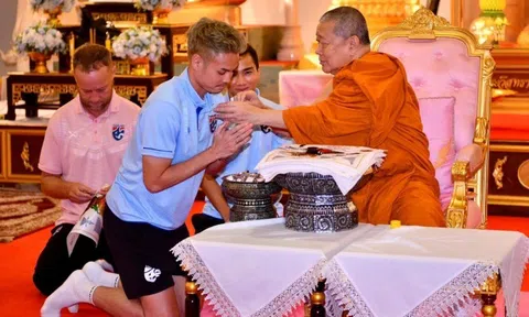 Tuyển Thái Lan đi chùa, nhờ thầy 'ban phép' thắng tuyển Trung Quốc