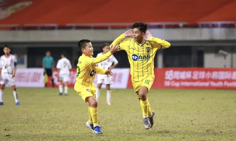 Video: Cầu thủ trẻ Việt Nam lập siêu phẩm vào lưới đội bóng Pháp