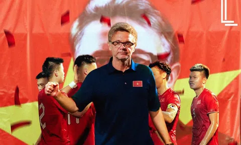 Video: HLV Troussier truyền lửa đầy cảm xúc trong phòng thay đồ tuyển Việt Nam