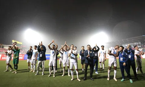Vòng 4 V-League: CLB Nam Định thắng trận thứ 4 liên tiếp, HLV Vũ Hồng Việt tri ân người hâm mộ