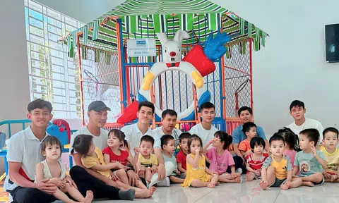 Tiền đạo Tiến Linh có hành động đầy ý nghĩa với các trẻ em mồ côi