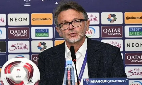 HLV Troussier bảo vệ cầu thủ, thẳng thắn chỉ trích truyền thông Việt Nam